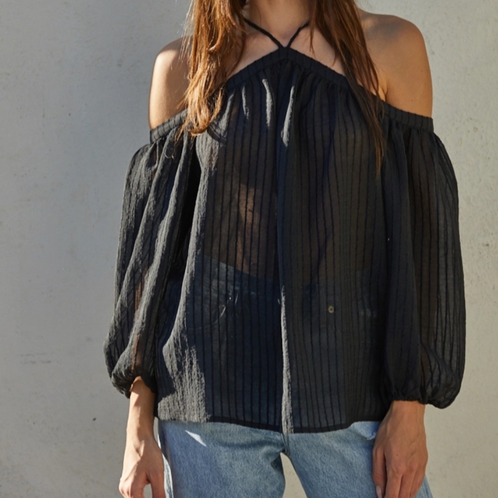 Top - Chic Shoulder Cut Out